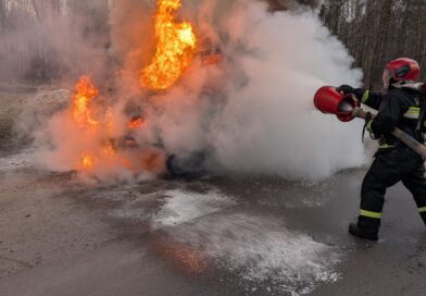 На объездной дороге в Житковичах спасатели тушили горящий автомобиль