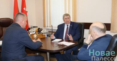 Совместно с председателем Житковичского райисполкома Владимиром Антоненко Михаил Русый обсудил исполнение мероприятий по развитию района в ключевых сферах: промышленности, сельском и лесном хозяйстве, туризме, транспорте и социальной сфере
