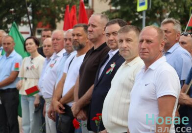 Сегодня в Житковичах у памятника воинам Красной Армии и партизанам прошёл торжественный митинг, посвящённый Дню Независимости Республики Беларусь