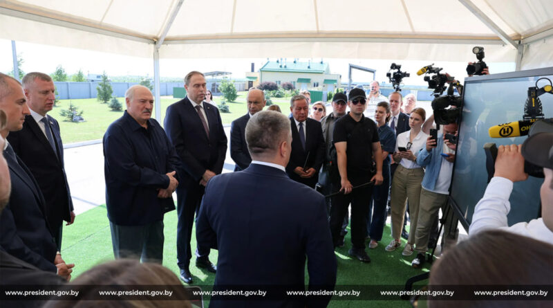 В графике Президента — тема животноводства. Лукашенко посещает хозяйство, где разводят красную породу коров В графике Президента — тема животноводства. Лукашенко посещает хозяйство, где разводят красную породу коров