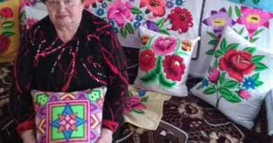 Она вышивает любовь Она вышивает любовь